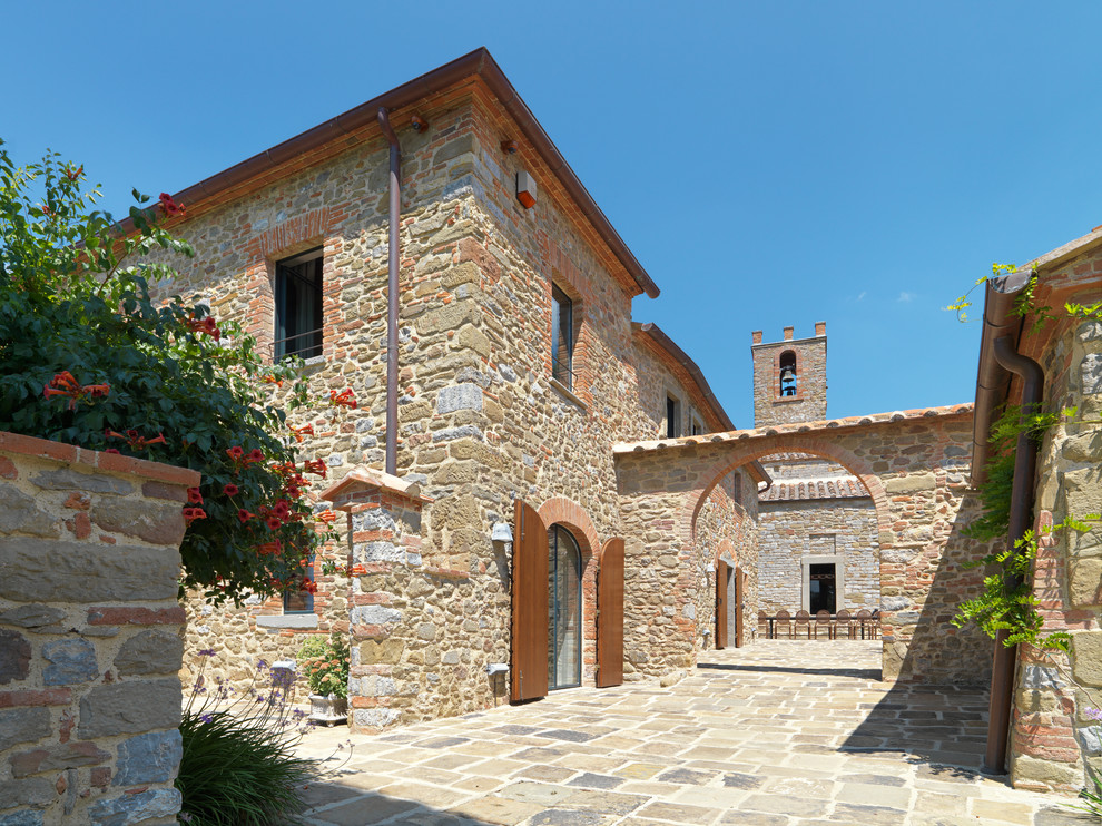 Esempio della villa classica con rivestimenti misti e copertura in tegole