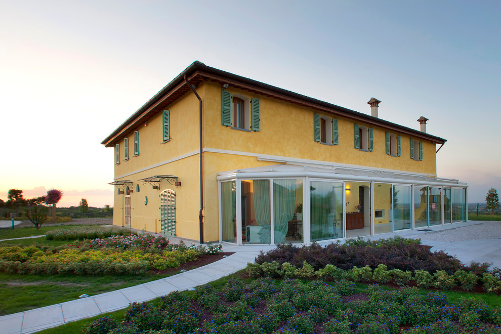 Klassisches Haus mit gelber Fassadenfarbe in Bologna