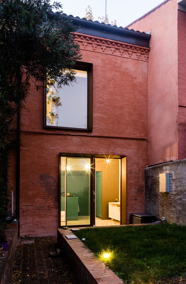 Ispirazione per la facciata di una casa piccola rossa contemporanea a due piani con rivestimento in mattoni e copertura in tegole