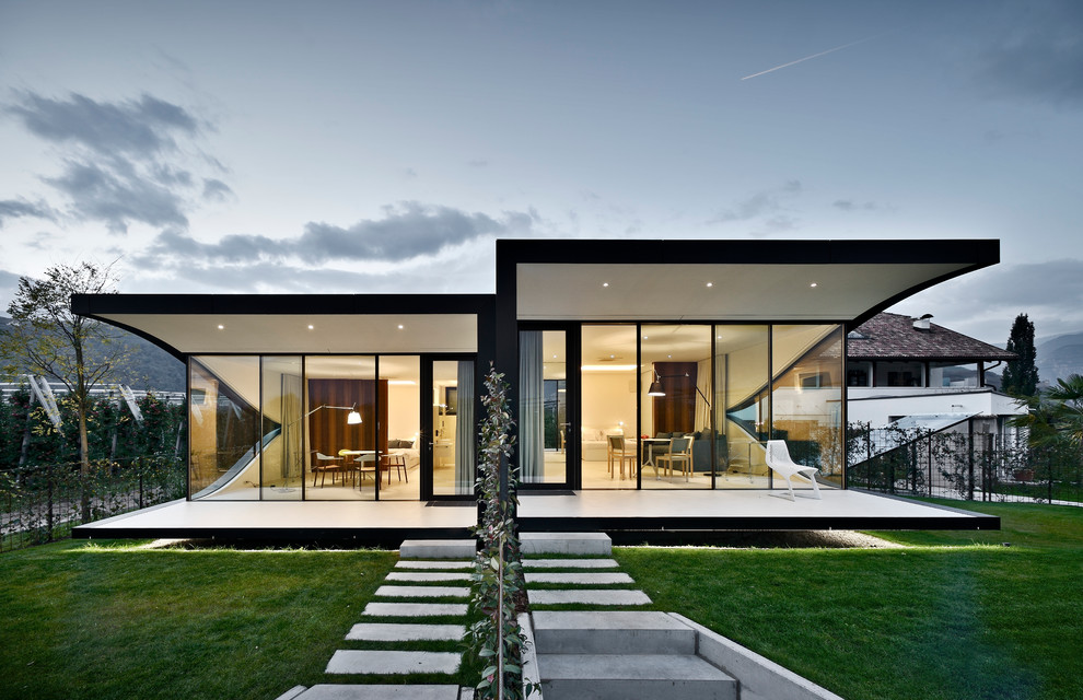 Diseño de fachada contemporánea de una planta con revestimiento de vidrio