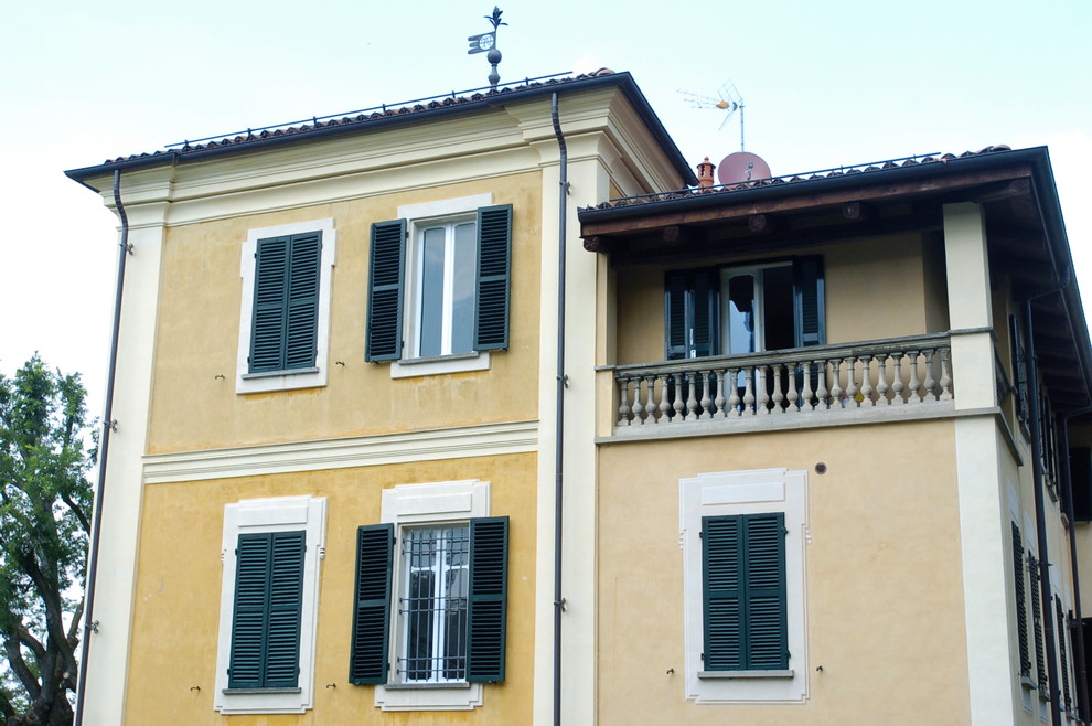Geräumige, Zweistöckige Klassische Doppelhaushälfte mit Mix-Fassade und gelber Fassadenfarbe in Turin