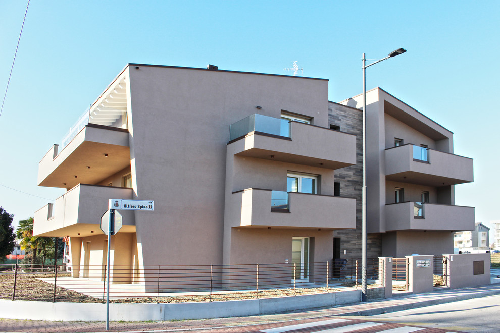 Immagine della facciata di una casa moderna a tre piani