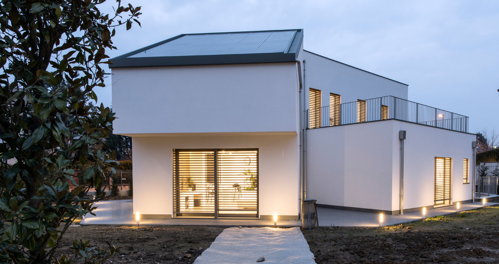 Réalisation d'une façade de maison blanche design de taille moyenne et à un étage avec un toit en appentis.