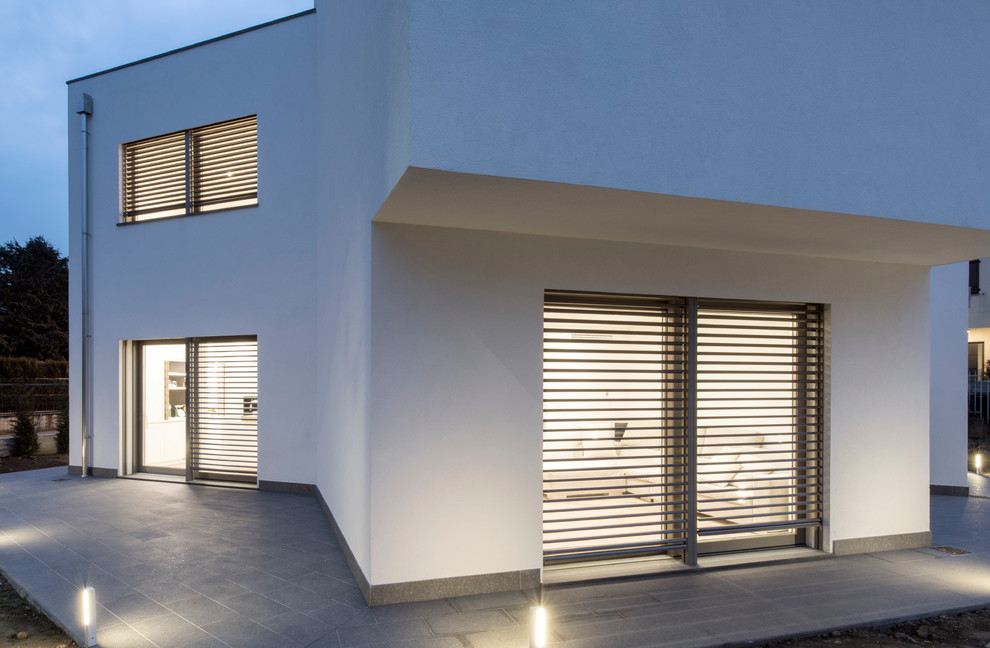 Mittelgroßes, Zweistöckiges Modernes Haus mit weißer Fassadenfarbe und Pultdach in Mailand
