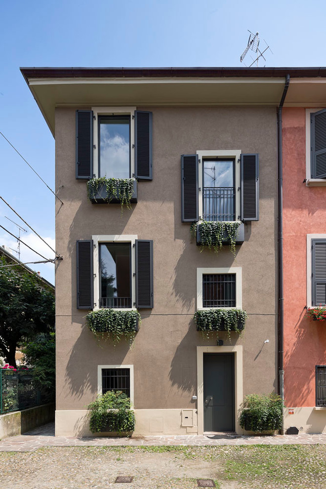 Dreistöckiges Klassisches Haus mit brauner Fassadenfarbe in Mailand