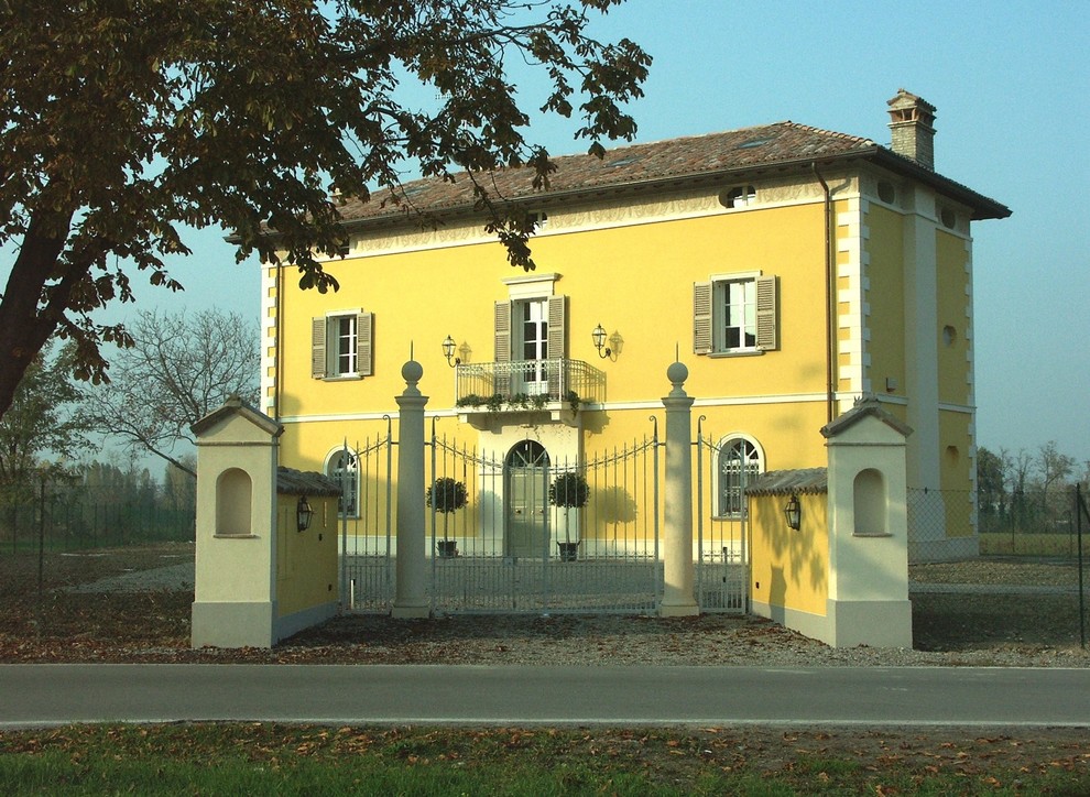 Idee per la villa gialla classica a tre piani di medie dimensioni con rivestimenti misti, tetto a mansarda e copertura in tegole