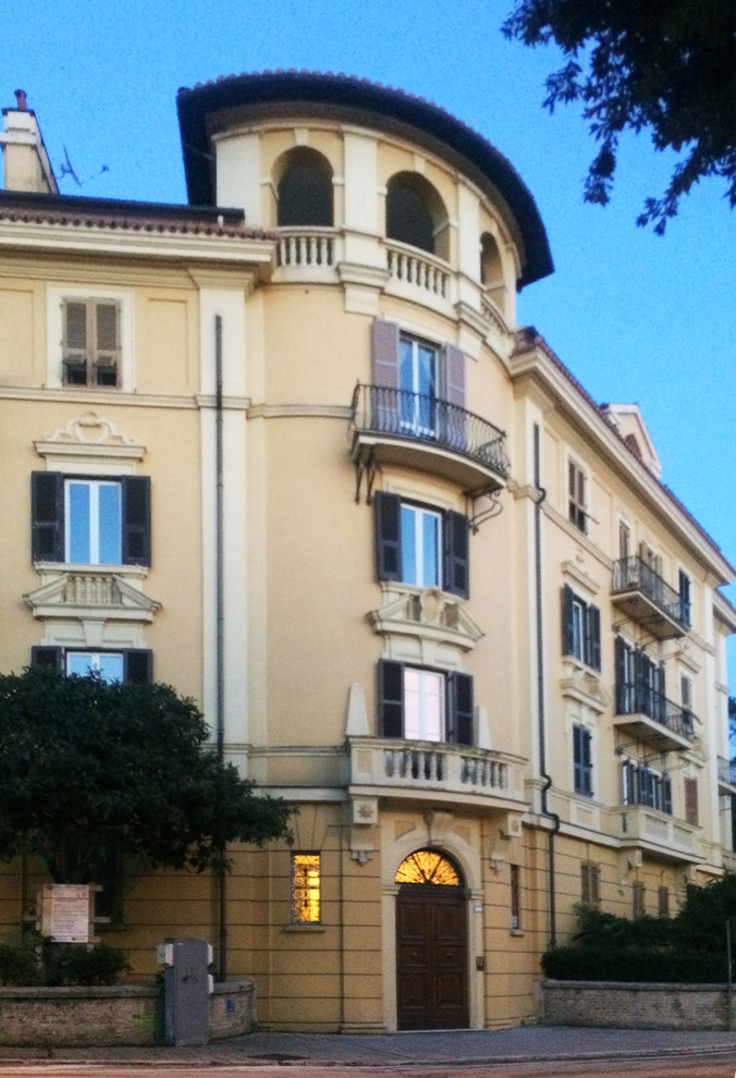 Elegant exterior home photo in Milan