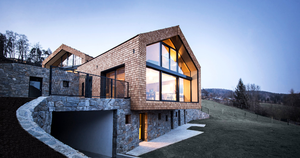 Aménagement d'une grande façade de maison contemporaine à deux étages et plus avec un toit à deux pans.