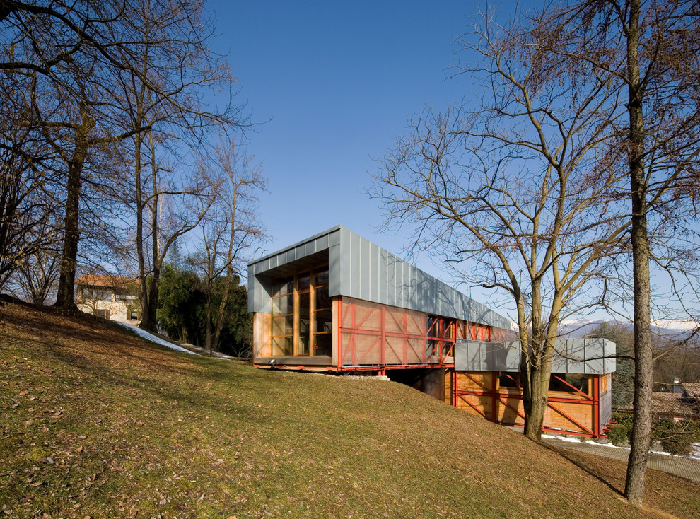 Aménagement d'une grande façade de maison multicolore contemporaine en bois à deux étages et plus avec un toit en appentis.