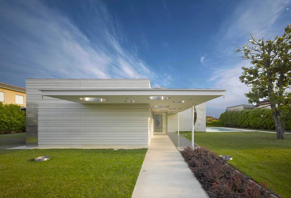 Photo of a white modern bungalow house exterior in Milan with a flat roof.