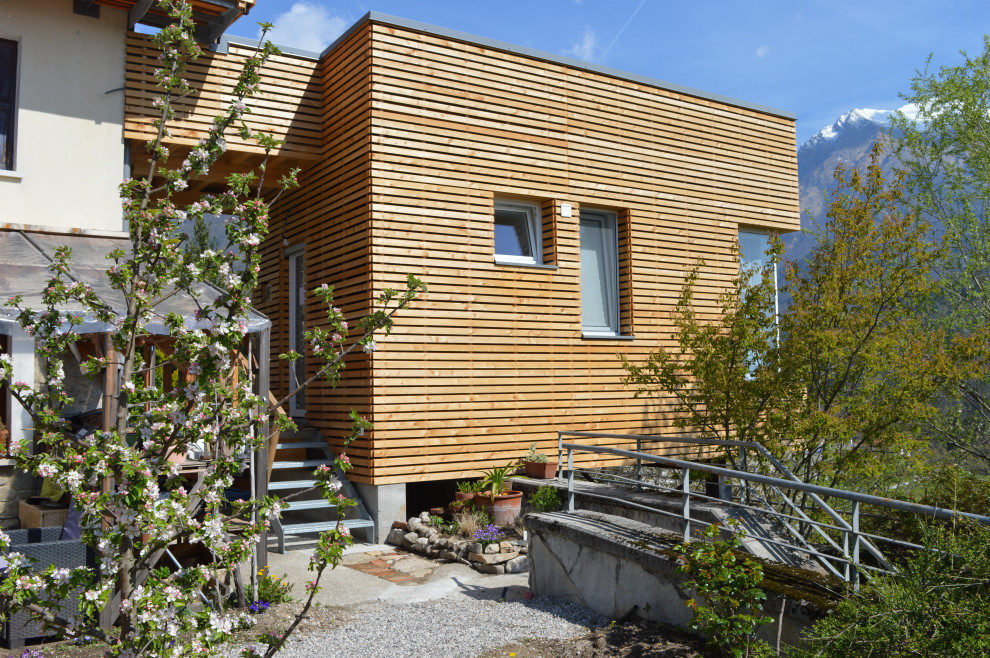 Kleines, Zweistöckiges Modernes Haus mit Flachdach in Sonstige