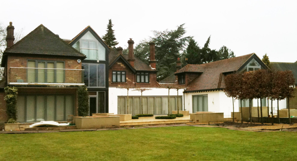 Großes, Dreistöckiges Stilmix Einfamilienhaus mit Mix-Fassade, bunter Fassadenfarbe, Walmdach und Ziegeldach in Kent