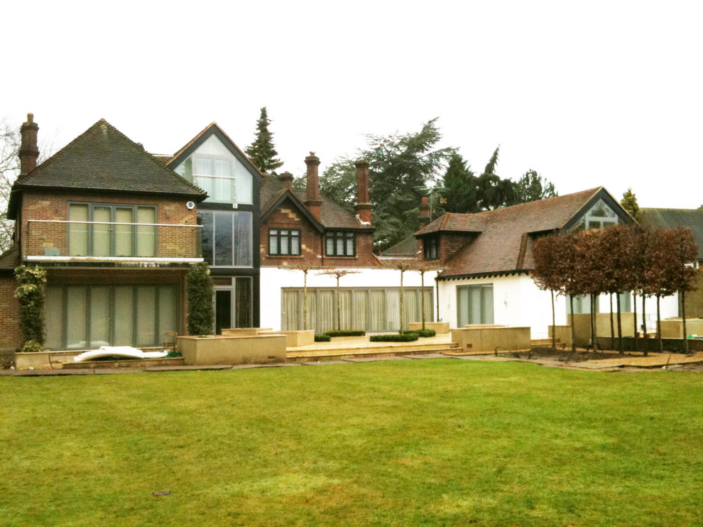 Großes, Dreistöckiges Eklektisches Einfamilienhaus mit Mix-Fassade, bunter Fassadenfarbe, Walmdach und Ziegeldach in Kent