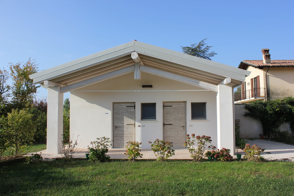 Modelo de fachada blanca de estilo de casa de campo pequeña de una planta con tejado a dos aguas