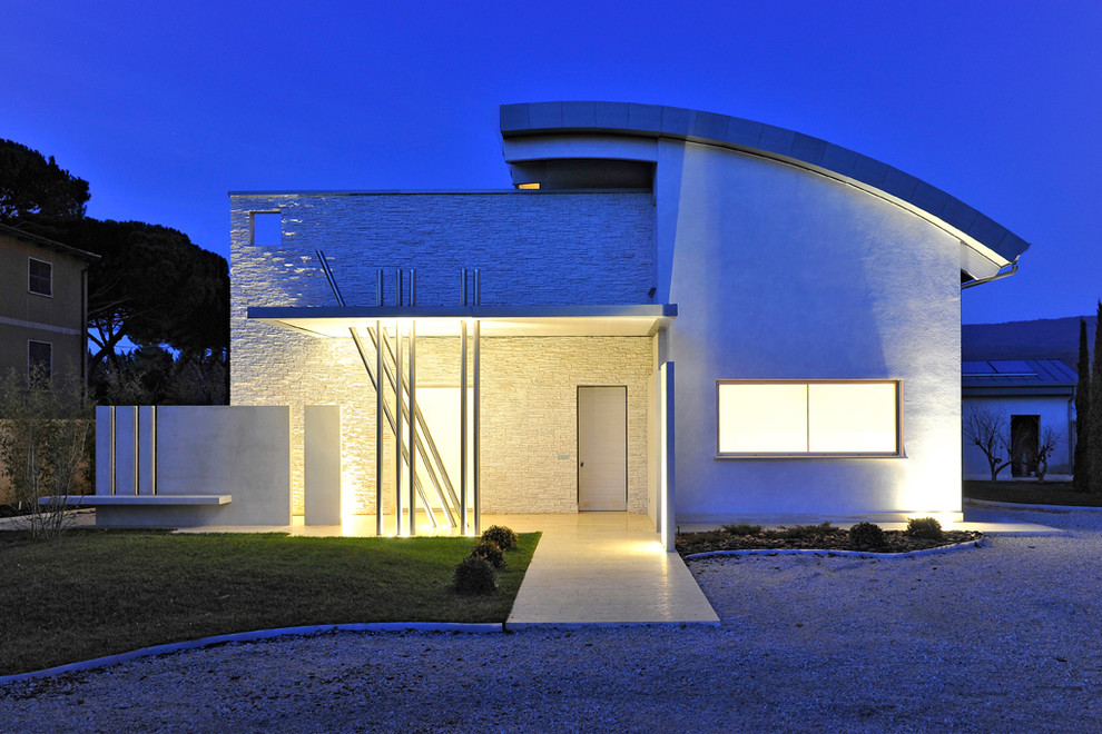 Immagine della facciata di una casa bianca contemporanea con rivestimenti misti