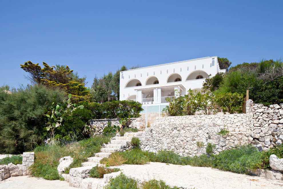 Zweistöckiges Mediterranes Haus mit weißer Fassadenfarbe in Bari
