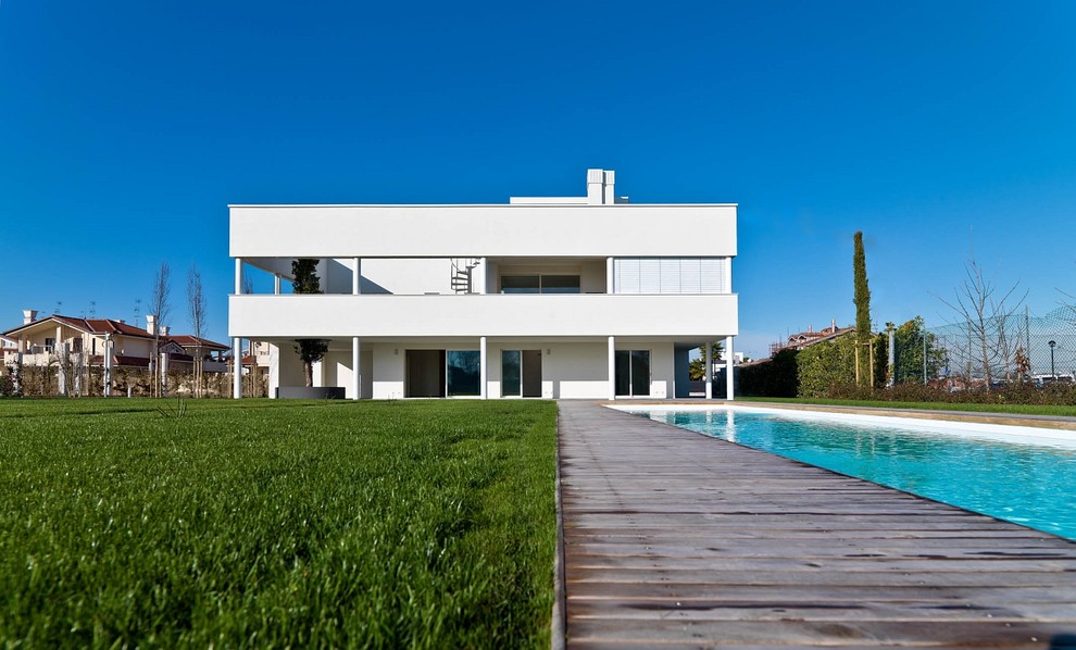Idee per la facciata di una casa bianca moderna a due piani di medie dimensioni con rivestimento in cemento e tetto piano