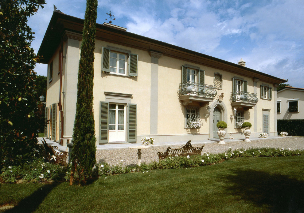 Foto de fachada beige tradicional extra grande de dos plantas con revestimiento de hormigón