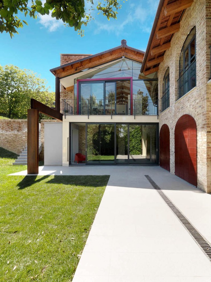 Idées déco pour une grande façade de petite villa marron campagne en brique à un étage avec un toit à deux pans.