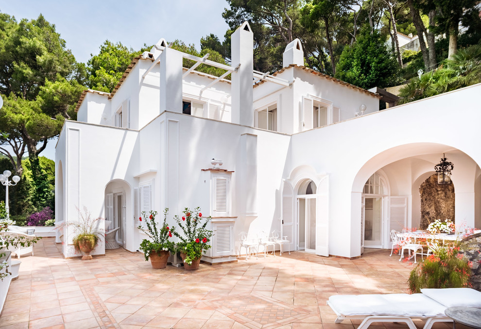Idee per la facciata di una casa grande bianca mediterranea a due piani con tetto piano