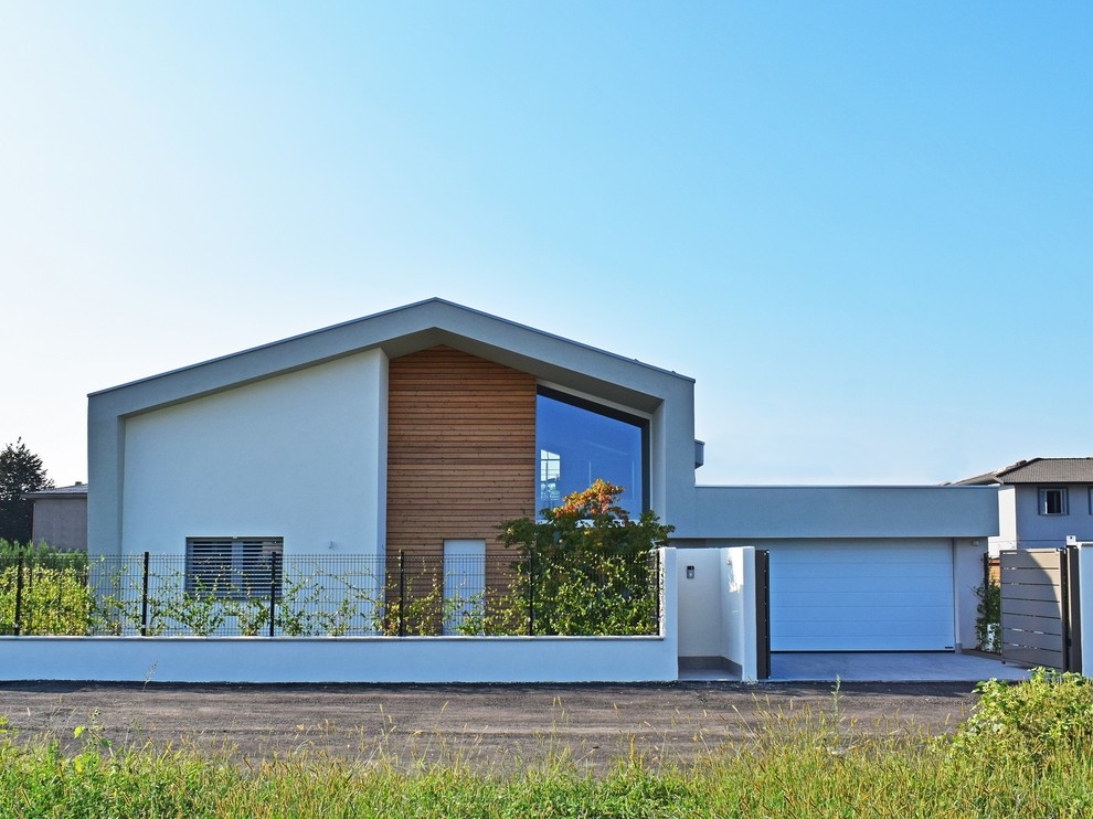 Diseño de fachada de casa gris contemporánea de dos plantas con tejado a dos aguas