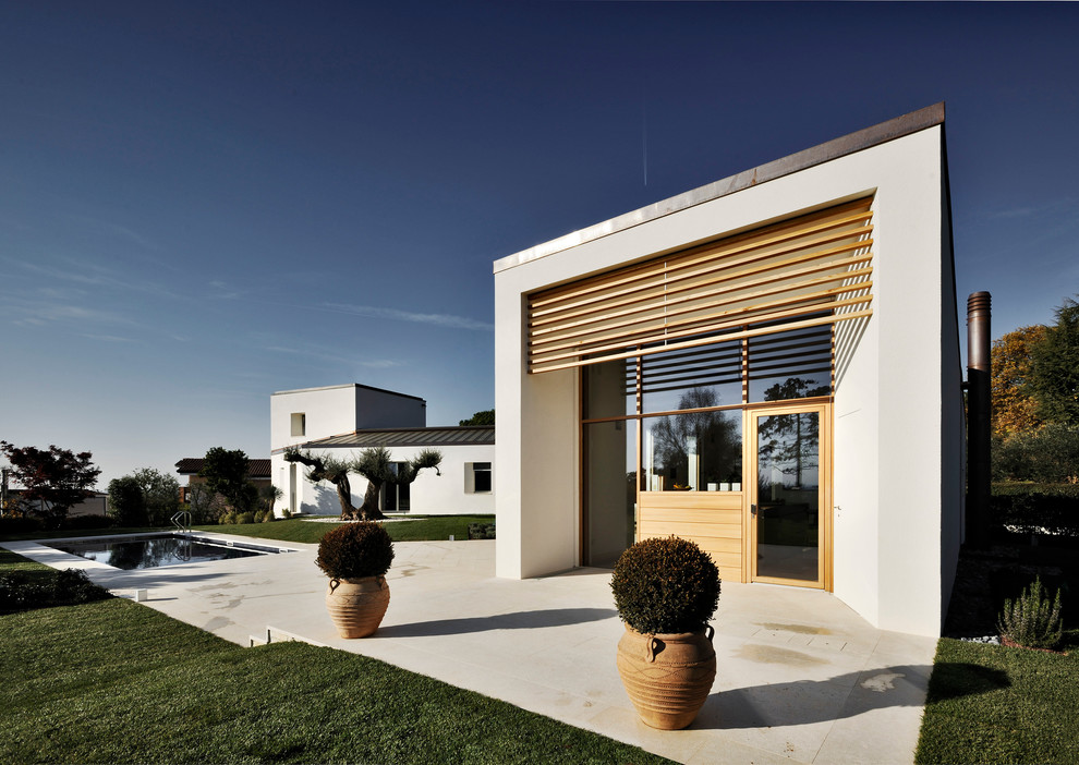 Свежая идея для дизайна: белый, огромный, одноэтажный дом в стиле модернизм с плоской крышей - отличное фото интерьера
