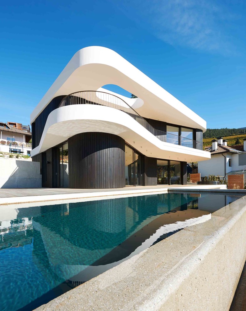 Ispirazione per la villa multicolore contemporanea a due piani con rivestimento in legno e tetto piano