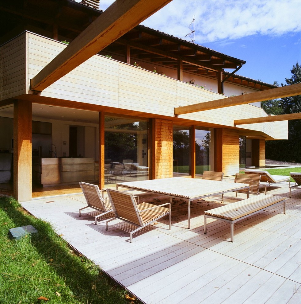Immagine della villa marrone contemporanea a due piani con rivestimento in legno