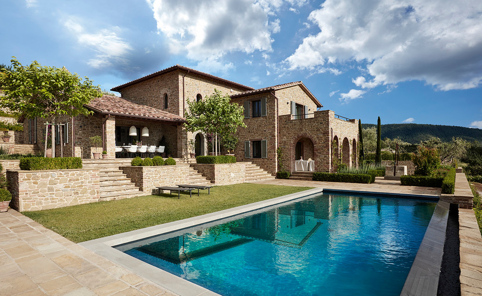 Zweistöckiges Mediterranes Einfamilienhaus mit Steinfassade, Satteldach und Ziegeldach in Sonstige