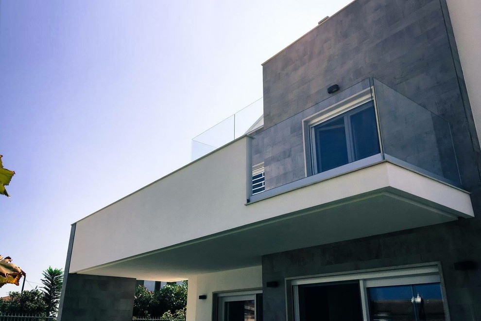 Ispirazione per la facciata di una casa bifamiliare grigia contemporanea a due piani con rivestimenti misti e copertura in metallo o lamiera