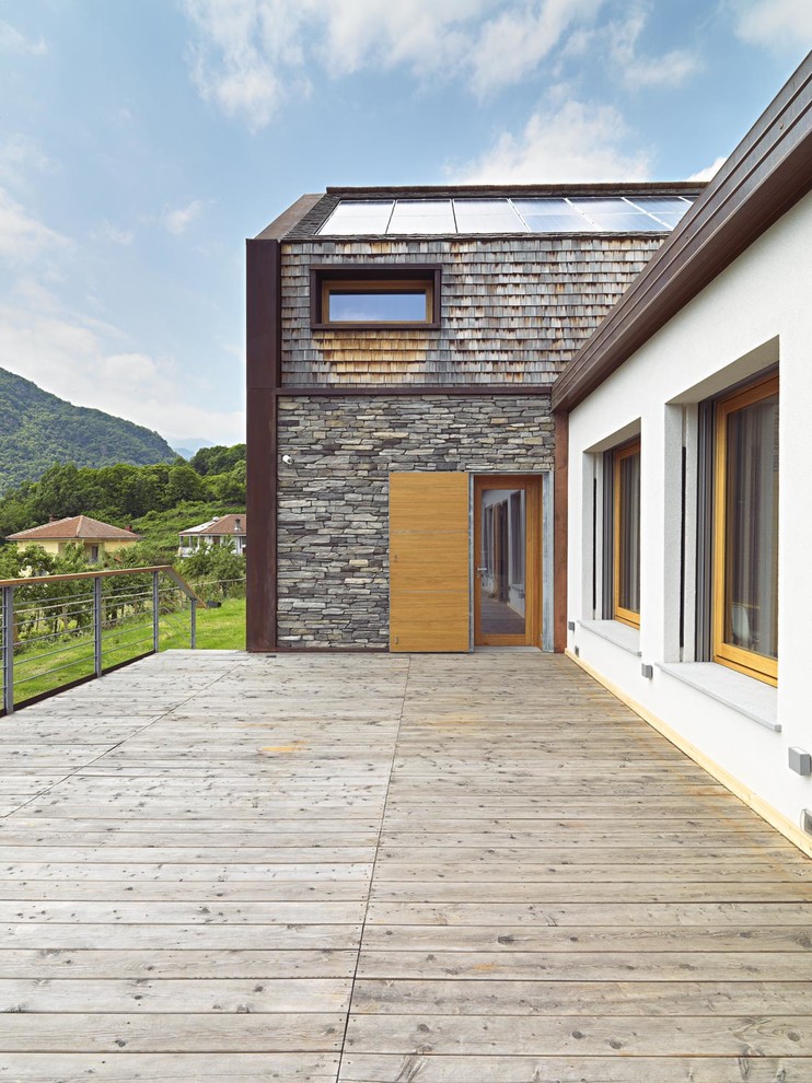 Mittelgroßes, Zweistöckiges Modernes Einfamilienhaus mit Satteldach, grauer Fassadenfarbe und Schindeldach in Turin