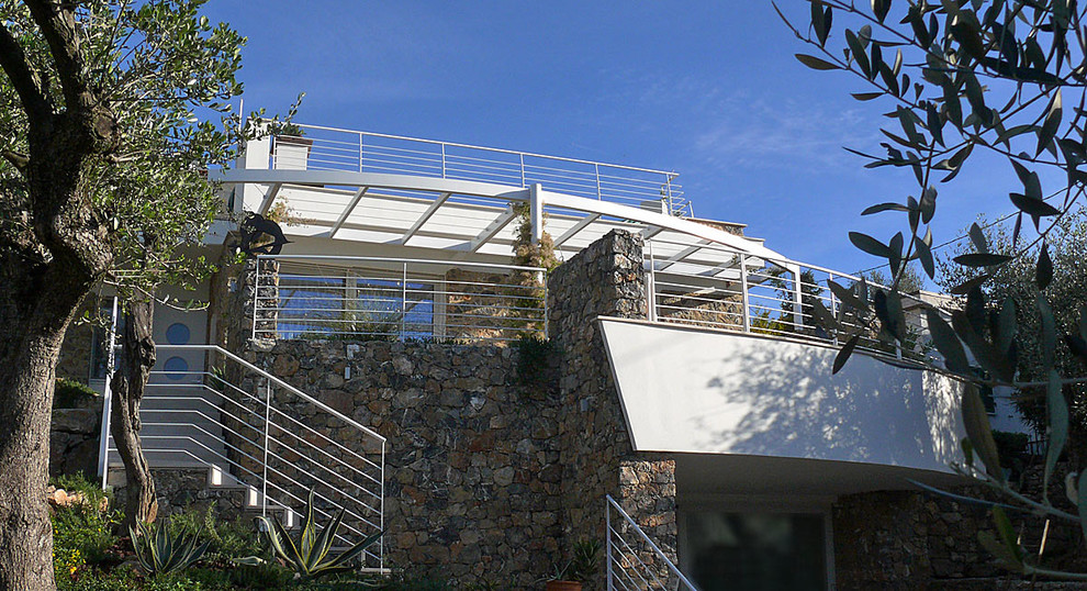 Ispirazione per la villa bianca contemporanea a tre piani con rivestimento in pietra