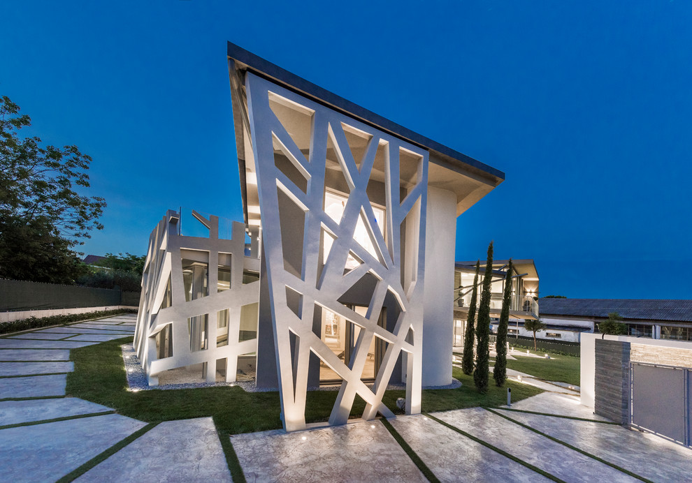 Стильный дизайн: двухэтажный, серый частный загородный дом в современном стиле с облицовкой из бетона и односкатной крышей - последний тренд