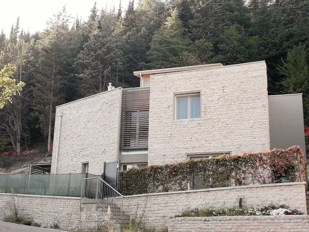 ボローニャにある中くらいなおしゃれな家の外観 (石材サイディング、デュープレックス、緑化屋根) の写真