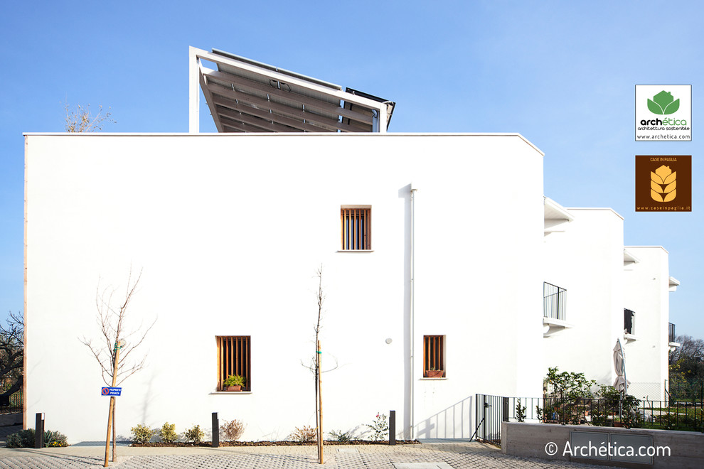 Idee per la facciata di una casa bianca contemporanea a due piani con tetto piano