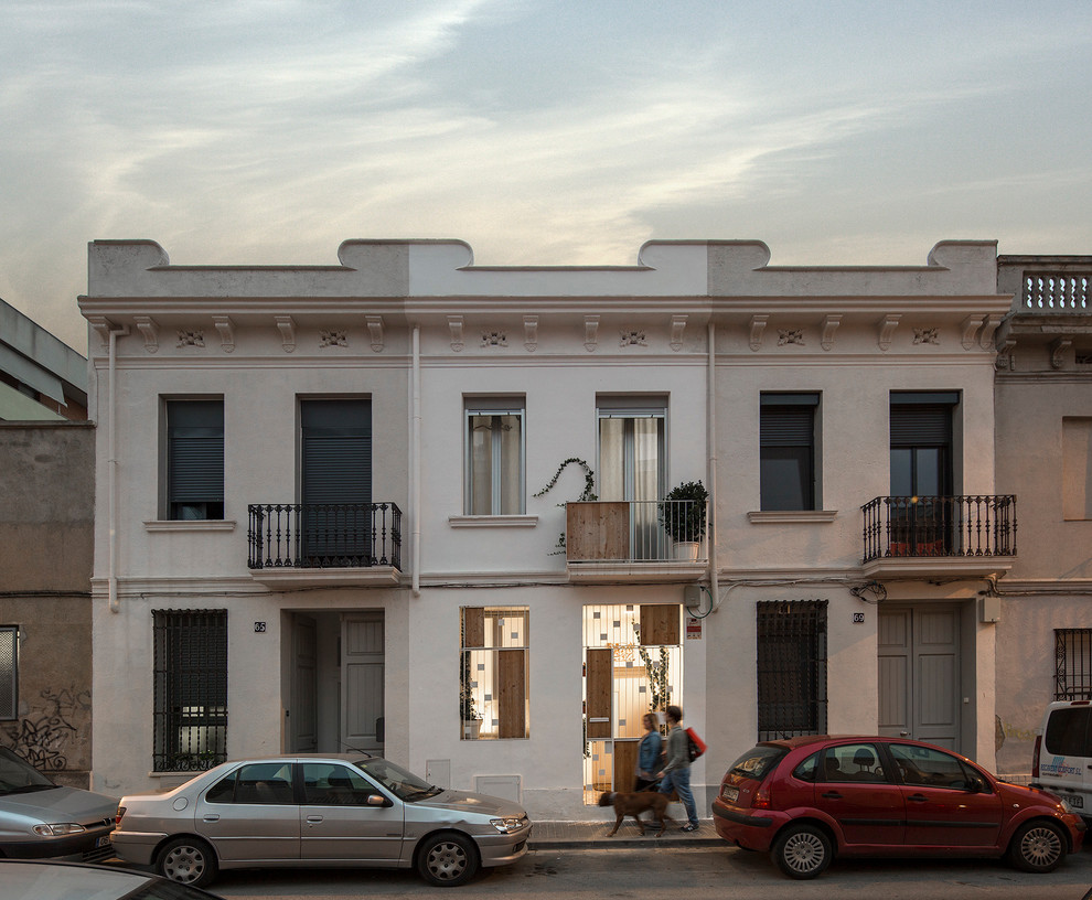 バルセロナにある低価格の小さなトランジショナルスタイルのおしゃれな家の外観 (漆喰サイディング) の写真