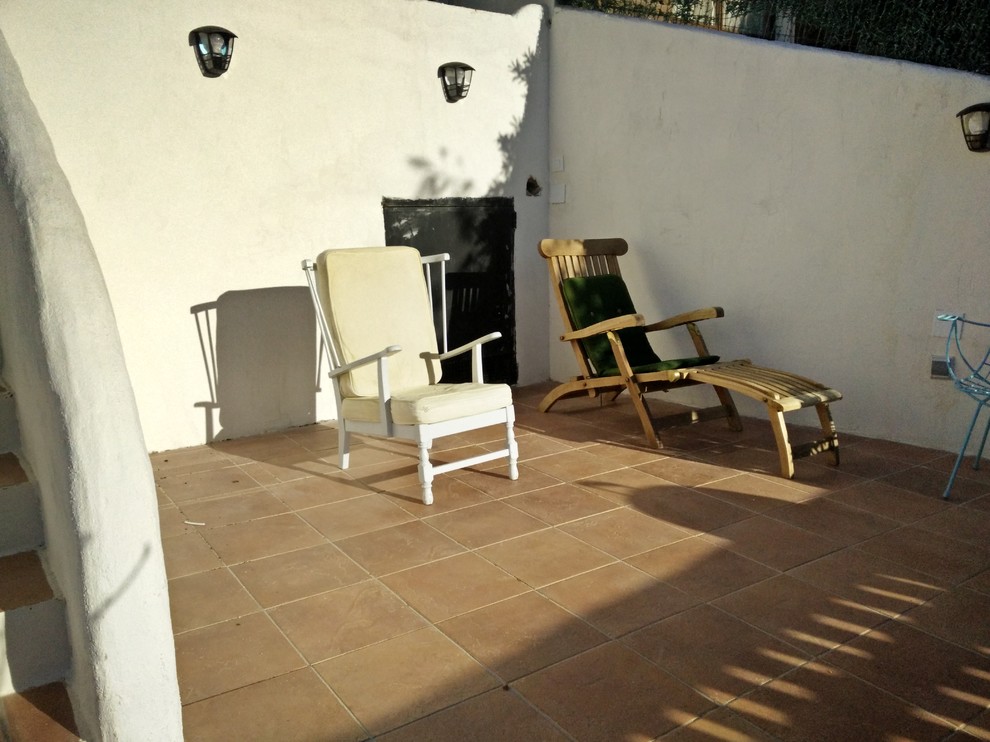 Imagen de fachada blanca mediterránea de tamaño medio de una planta con revestimiento de estuco y tejado de un solo tendido