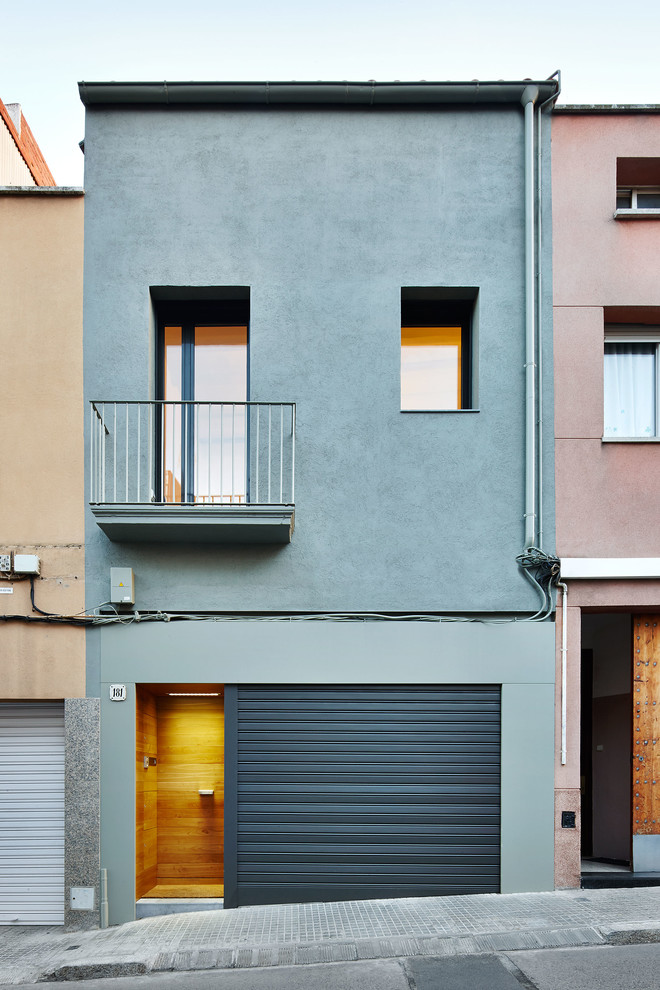 Aménagement d'une façade de maison bleue classique de taille moyenne et à un étage avec un revêtement mixte et un toit en appentis.