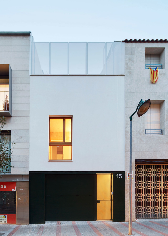Mittelgroßes, Dreistöckiges Modernes Haus mit Mix-Fassade, weißer Fassadenfarbe und Flachdach in Sonstige