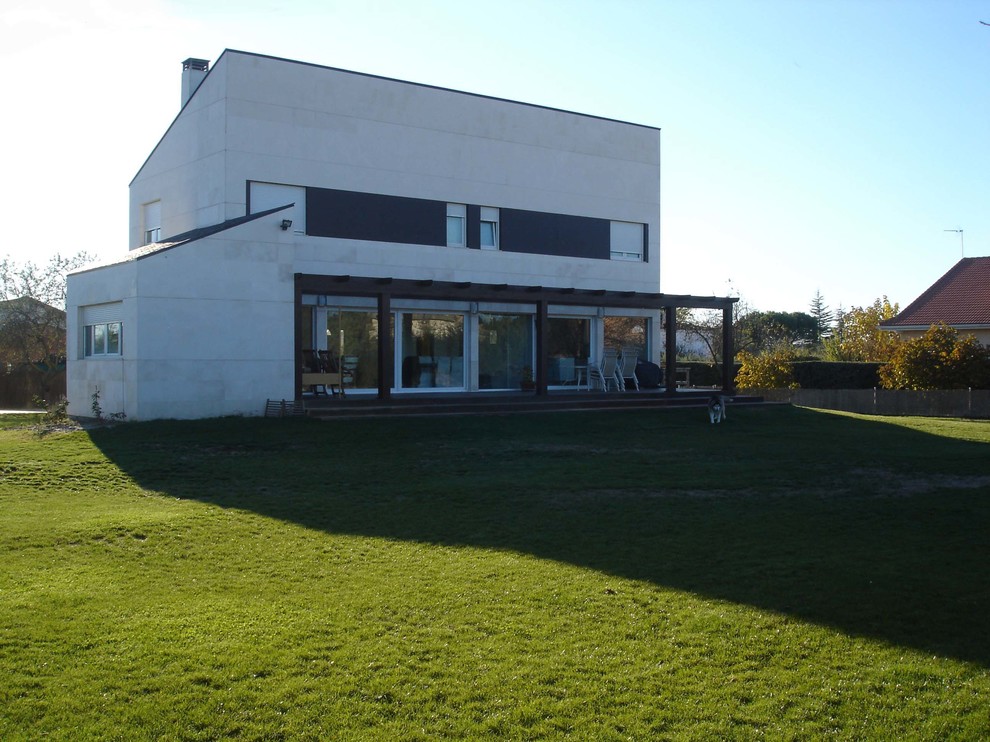 Ejemplo de fachada blanca contemporánea de tamaño medio de tres plantas con revestimientos combinados y tejado de un solo tendido