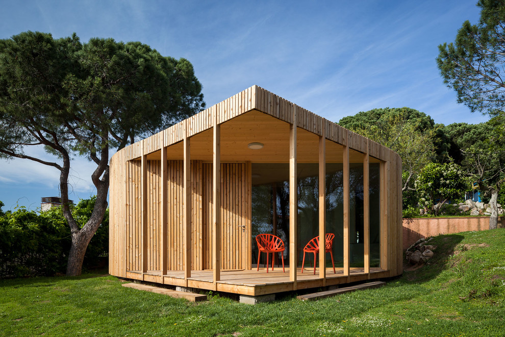 Пример оригинального дизайна: маленький, одноэтажный, деревянный, бежевый мини дом в современном стиле с плоской крышей для на участке и в саду