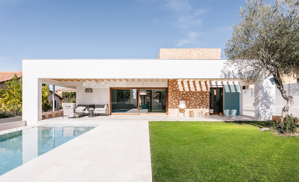 Einstöckiges Mediterranes Einfamilienhaus mit weißer Fassadenfarbe, Flachdach und Steinfassade in Palma de Mallorca