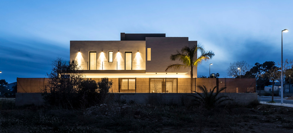 Réalisation d'une façade de maison multicolore minimaliste à un étage avec un revêtement mixte et un toit plat.