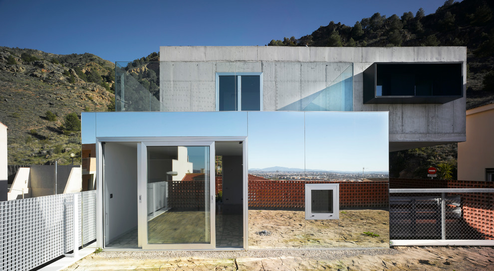 Idéer för mellanstora funkis grå hus i flera nivåer, med metallfasad och platt tak