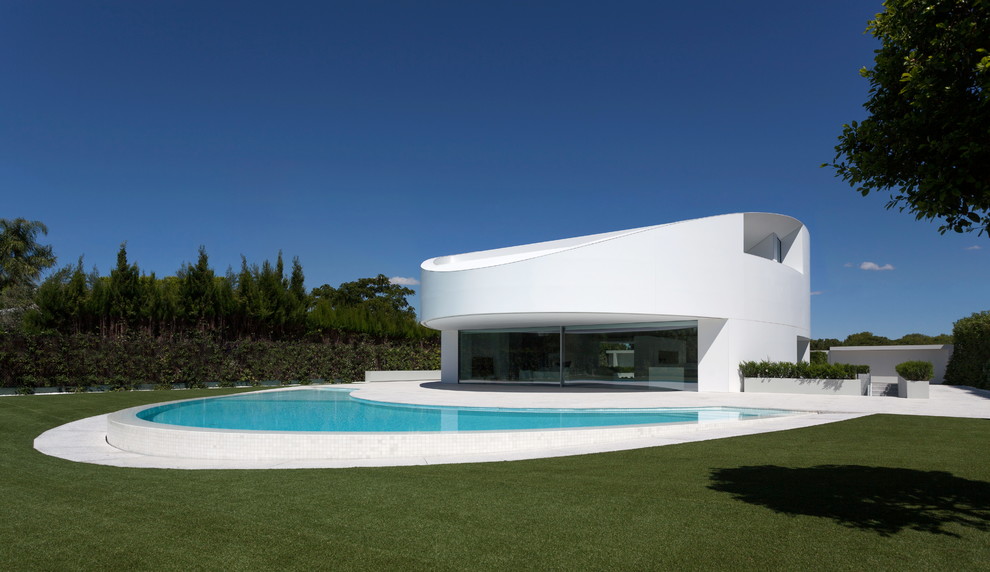 На фото: двухэтажный, белый, огромный дом в современном стиле с облицовкой из цементной штукатурки