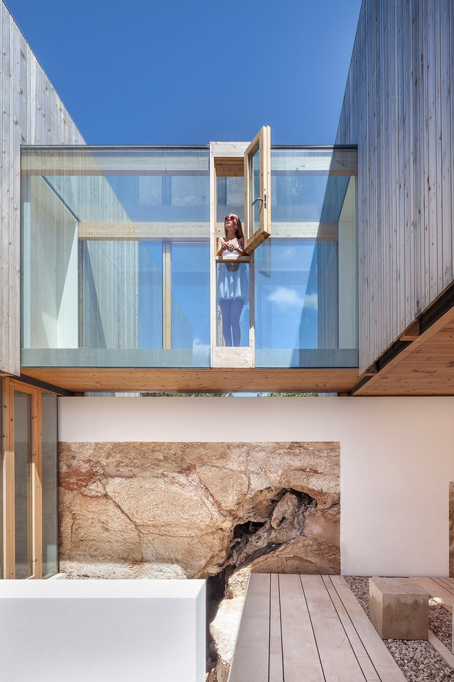 Mittelgroßes, Zweistöckiges Mediterranes Haus mit grauer Fassadenfarbe, Flachdach und Misch-Dachdeckung in Sonstige