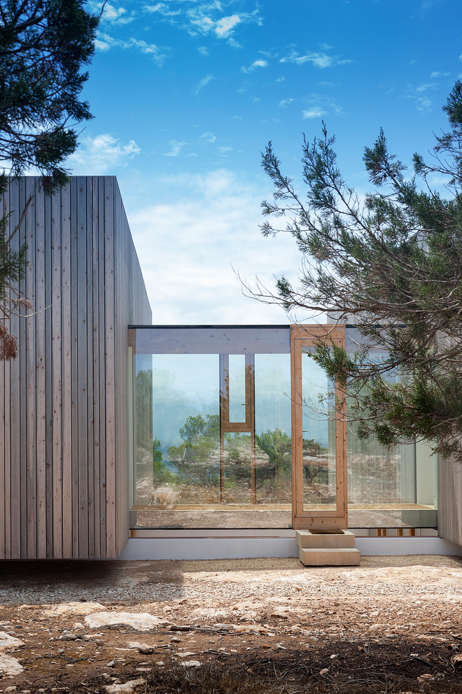Modelo de fachada de casa gris mediterránea de tamaño medio de dos plantas con revestimiento de madera, tejado plano y tejado de varios materiales