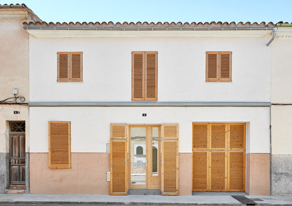 Esempio della facciata di una casa a schiera multicolore mediterranea a due piani di medie dimensioni con copertura in tegole