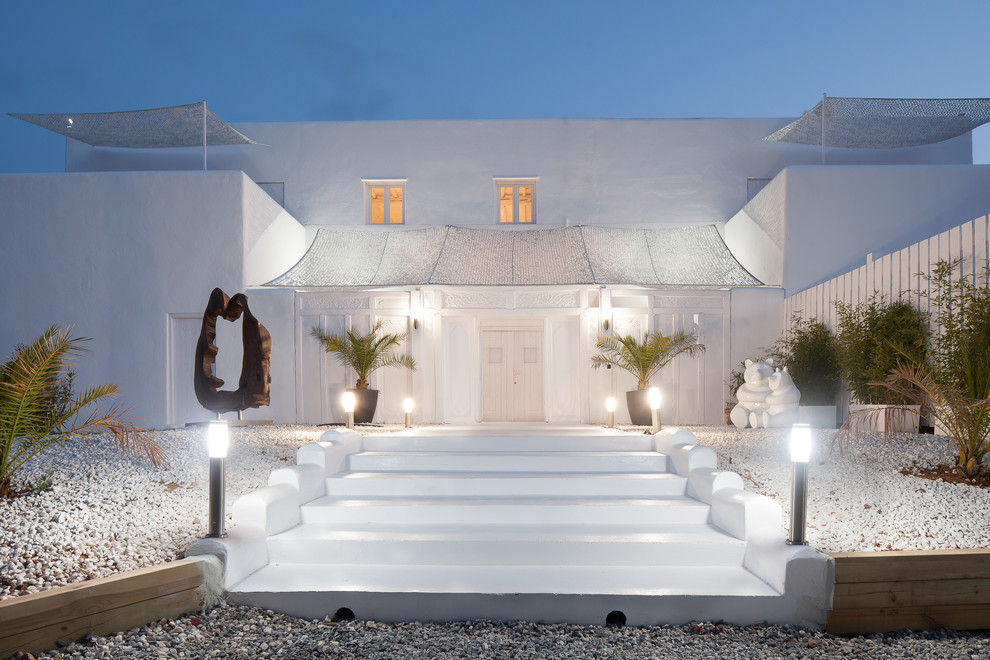 Foto de fachada de casa blanca costera grande de dos plantas con revestimiento de estuco y tejado plano
