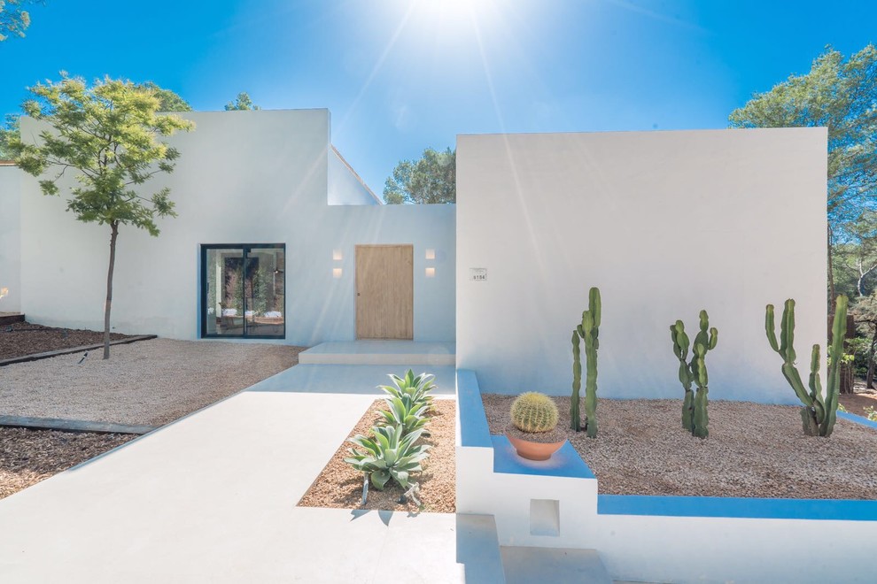 Foto de fachada de casa blanca contemporánea de tamaño medio de una planta con revestimiento de estuco y tejado plano